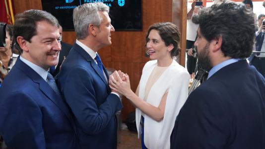 Ayuso coge las manos a Alfonso Rueda ante la mirada de Mañueco y López Miras @Álvaro Ballesteros EP