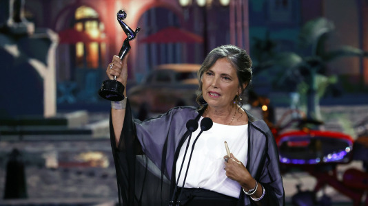 Claudia Piñeiro recibe el premio al Mejor Creador de Teleserie por El reino
