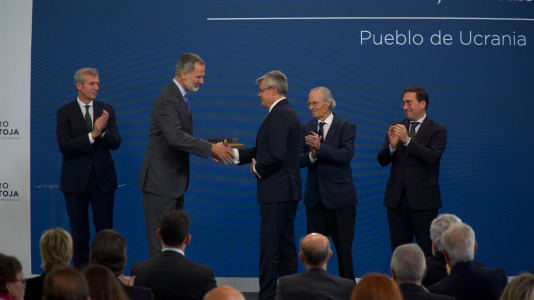 El embajador de Ucrania en España, Serhii Pohoreltsev, recibe el premio Foro La Toja al pueblo ucraniano de manos del rey Felipe VI IV Edición del Foro La Toja 2022