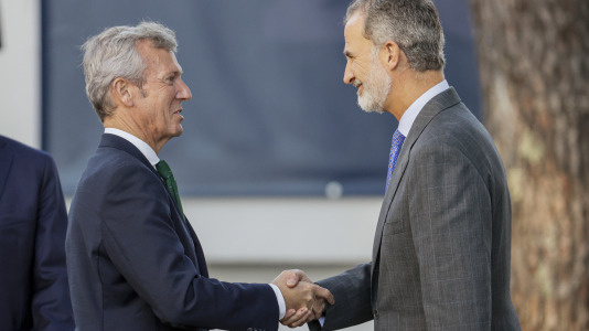 IV Edición del Foro La Toja 2022 alfonso Rueda saluda al rey Felipe VI