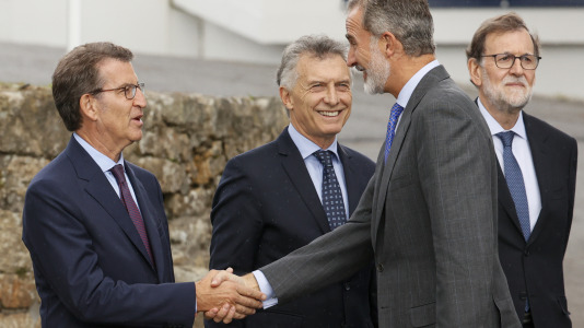 Felipe VI saluda al ex presidente de Argentina Mauricio Macri IV Edición del Foro La Toja 2022