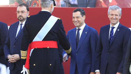 El rey saluda a Juanma Moreno y a Alfonso Rueda