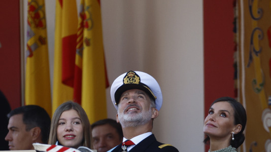 El rey con la infanta Sofia y la reina Letizia en el desfile del 12 de octubre