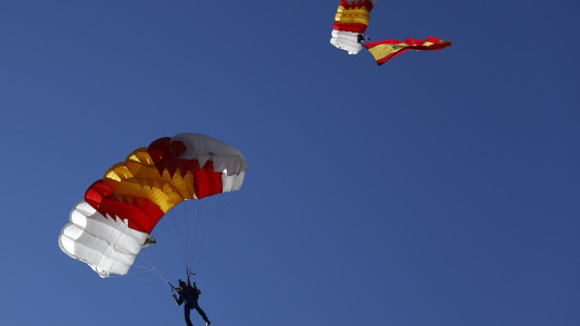 Paracaidista en el desfile del Día Nacional