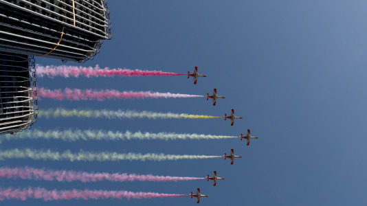 La Patrulla Águila dibuja la bandera de España en el cielo