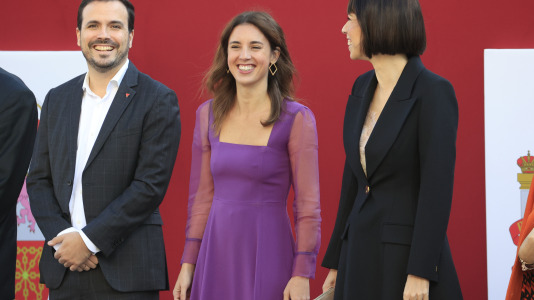 Alberto Garzón e Irene Montero en el desfile del Día Nacional