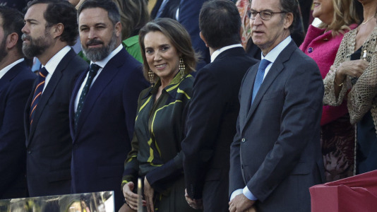 Abascal, Cuca Gamarra y Feijoo, en el desfile del Día Nacional
