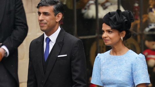 El primer ministro británico Rishi Sunak y su mujer, Akshata