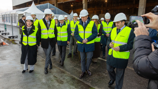Acto de colocación de la primera piedra de la planta de carbón vegetal de Xeal en Dumbría