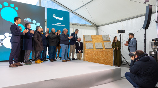 Acto de colocación de la primera piedra de la planta de carbón vegetal de Xeal en Dumbría