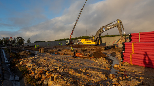 Acto de colocación de la primera piedra de la planta de carbón vegetal de Xeal en Dumbría