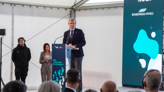 Acto de colocación de la primera piedra de la planta de carbón vegetal de Xeal en Dumbría