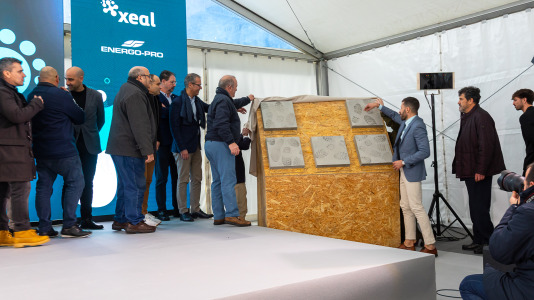 Acto de colocación de la primera piedra de la planta de carbón vegetal de Xeal en Dumbría