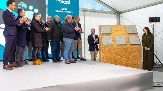 Acto de colocación de la primera piedra de la planta de carbón vegetal de Xeal en Dumbría