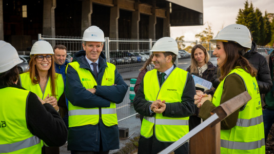Acto de colocación de la primera piedra de la planta de carbón vegetal de Xeal en Dumbría
