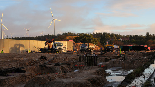 Acto de colocación de la primera piedra de la planta de carbón vegetal de Xeal en Dumbría