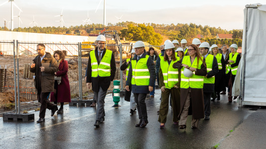Acto de colocación de la primera piedra de la planta de carbón vegetal de Xeal en Dumbría