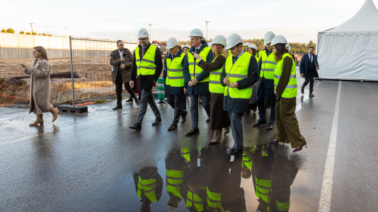 Acto de colocación de la primera piedra de la planta de carbón vegetal de Xeal en Dumbría