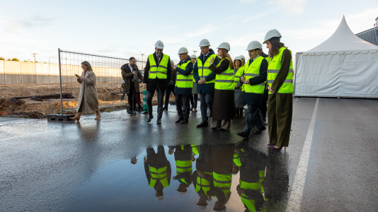 Acto de colocación de la primera piedra de la planta de carbón vegetal de Xeal en Dumbría
