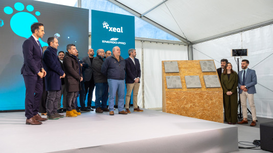 Acto de colocación de la primera piedra de la planta de carbón vegetal de Xeal en Dumbría