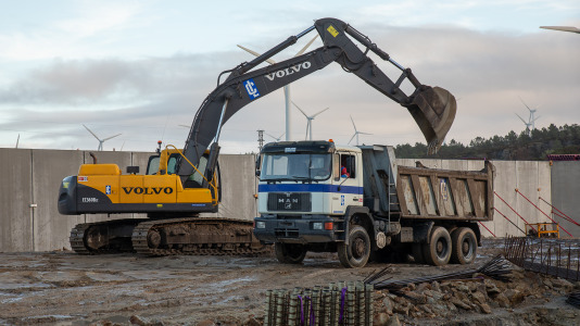 Acto de colocación de la primera piedra de la planta de carbón vegetal de Xeal en Dumbría