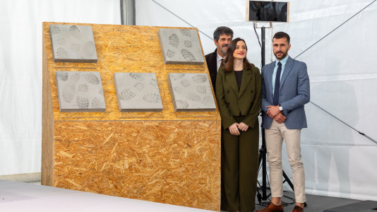 Acto de colocación de la primera piedra de la planta de carbón vegetal de Xeal en Dumbría