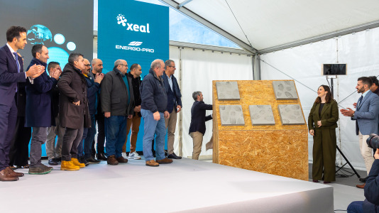 Acto de colocación de la primera piedra de la planta de carbón vegetal de Xeal en Dumbría