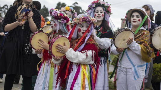 Los Madamitos y Ghuardineros salieron por la parroquia malpicana de Cerqueda para despedir el Entroido