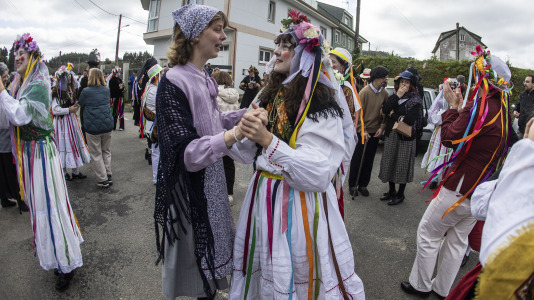 Los Madamitos y Ghuardineros salieron por la parroquia malpicana de Cerqueda para despedir el Entroido
