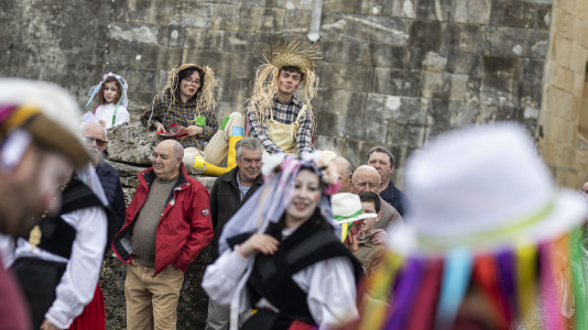 Los Madamitos y Ghuardineros salieron por la parroquia malpicana de Cerqueda para despedir el Entroido