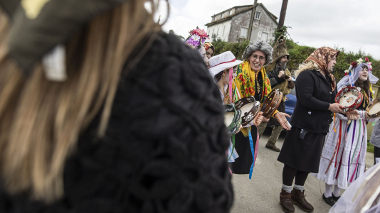 Los Madamitos y Ghuardineros salieron por la parroquia malpicana de Cerqueda para despedir el Entroido