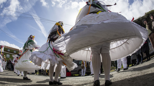 Los Madamitos y Ghuardineros salieron por la parroquia malpicana de Cerqueda para despedir el Entroido