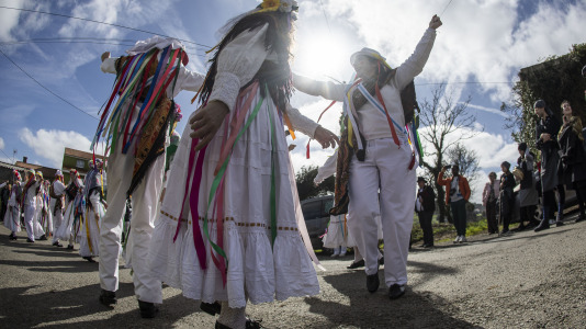 Los Madamitos y Ghuardineros salieron por la parroquia malpicana de Cerqueda para despedir el Entroido