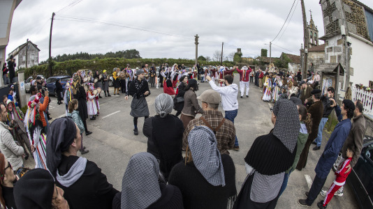 Los Madamitos y Ghuardineros salieron por la parroquia malpicana de Cerqueda para despedir el Entroido