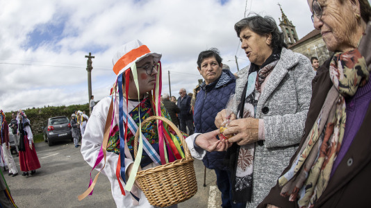 Los Madamitos y Ghuardineros salieron por la parroquia malpicana de Cerqueda para despedir el Entroido