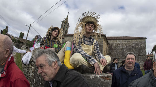 Los Madamitos y Ghuardineros salieron por la parroquia malpicana de Cerqueda para despedir el Entroido