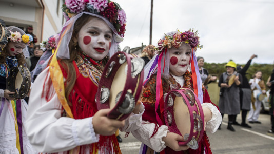 Los Madamitos y Ghuardineros salieron por la parroquia malpicana de Cerqueda para despedir el Entroido