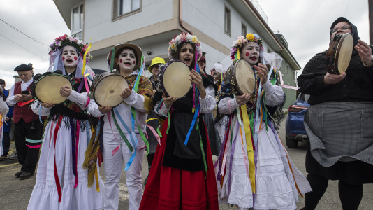 Los Madamitos y Ghuardineros salieron por la parroquia malpicana de Cerqueda para despedir el Entroido