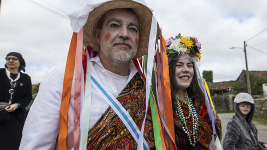 Los Madamitos y Ghuardineros salieron por la parroquia malpicana de Cerqueda para despedir el Entroido