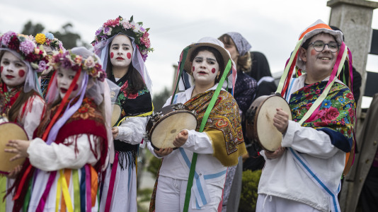Los Madamitos y Ghuardineros salieron por la parroquia malpicana de Cerqueda para despedir el Entroido