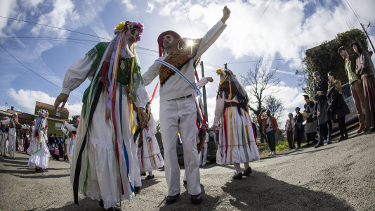 Los Madamitos y Ghuardineros salieron por la parroquia malpicana de Cerqueda para despedir el Entroido