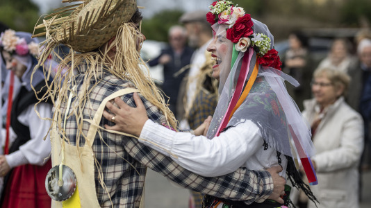 Los Madamitos y Ghuardineros salieron por la parroquia malpicana de Cerqueda para despedir el Entroido