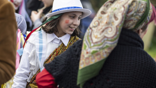 Los Madamitos y Ghuardineros salieron por la parroquia malpicana de Cerqueda para despedir el Entroido