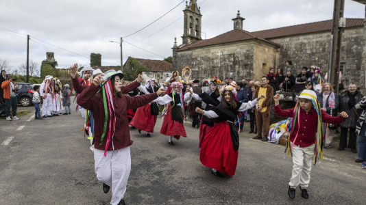Los Madamitos y Ghuardineros salieron por la parroquia malpicana de Cerqueda para despedir el Entroido