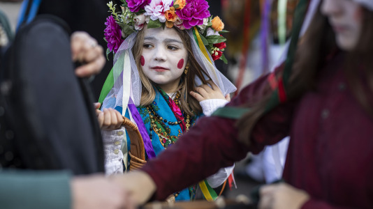 Los Madamitos y Ghuardineros salieron por la parroquia malpicana de Cerqueda para despedir el Entroido