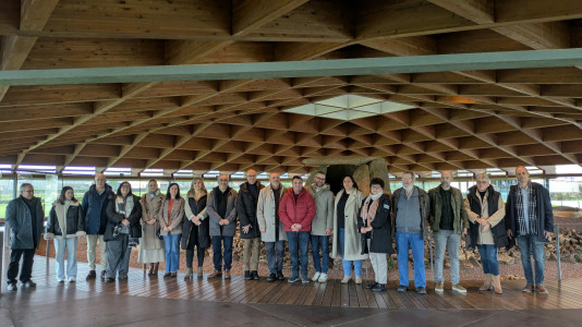 El diputado de Patrimonio, Xosé Penas acompañado de los representantes de los concellos de la zona  | cedida