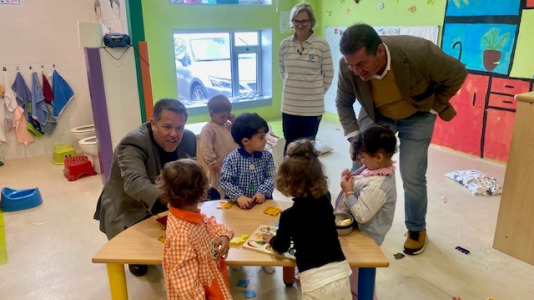 El gerente del Consorcio (i.) y el alcalde departiendo con los escolares