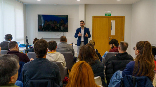 Pablo Fernández con los participantes del taller del Polo de Emprendimiento