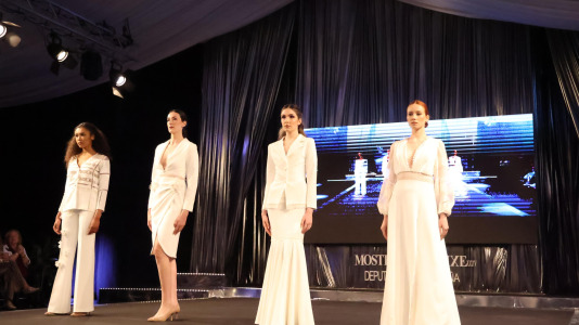 Los primeros desfiles de esta edición, que bajo el lema “Onde o fío se converte en arte”, busca destacar la artesanía local