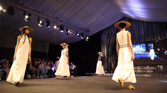 Los primeros desfiles de esta edición, que bajo el lema “Onde o fío se converte en arte”, busca destacar la artesanía local